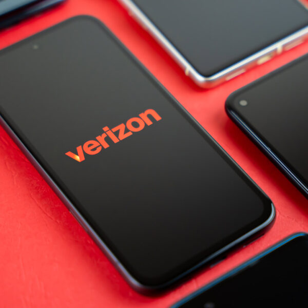 Verizon wants to lock your phones for 6…