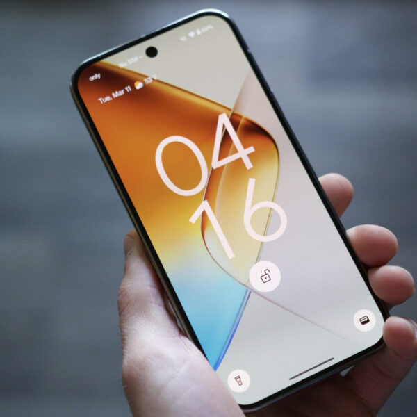 Pixel owners report freezing lock screens after March Pixel Drop