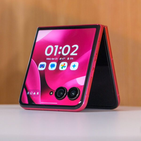 ಮೊಟೊರೊಲಾ RAZR ಪ್ಲಸ್ 2025 ಹನಿಗಳು ರೆಕಾರ್ಡ್-ಕಡಿಮೆ ಬೆಲೆಗೆ: $ 300 ಉಳಿಸಿ!