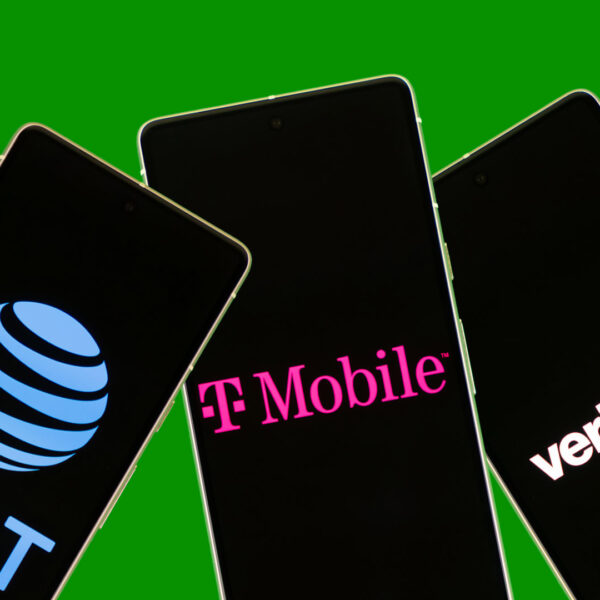 T-Mobile calls out AT&T for breaking its own…