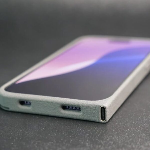 This iPhone case adds USB-C port to Lightning…