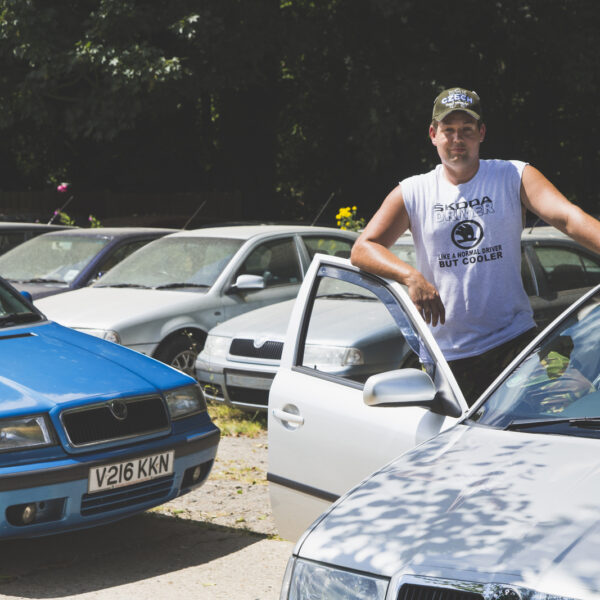70 ಸ್ಕೋಡಾಗಳೊಂದಿಗೆ ಮನುಷ್ಯನನ್ನು ಭೇಟಿ ಮಾಡಿ