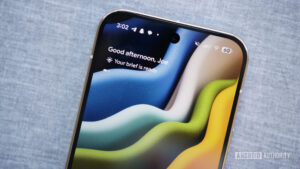 Google’s At a Glance widget finally gets high-contrast&hellip;