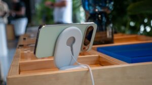 Google Store’s new Pixel charging dock does one&hellip;