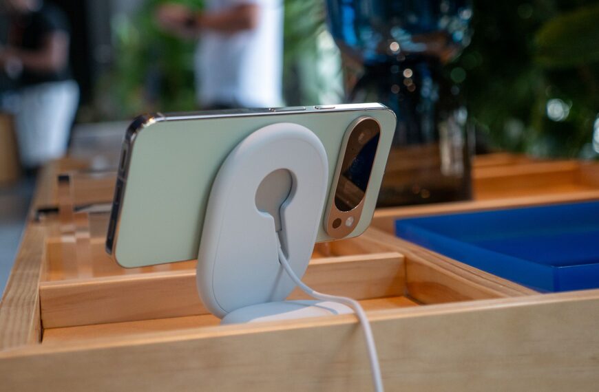 Google Store’s new Pixel charging dock does one thing most 3-in-1 chargers don’t