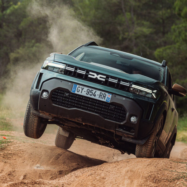 Full-hybrid 4×4 variants of Dacia Duster and Bigster coming to UK