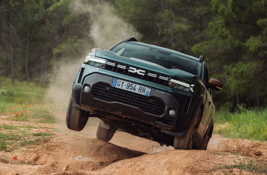 Full-hybrid 4×4 variants of Dacia Duster and Bigster coming to UK