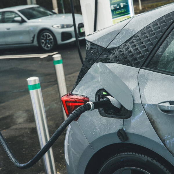UK government cuts costs of EV chargers for fleets