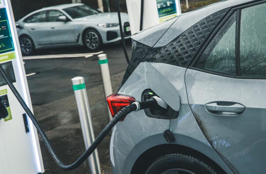 UK government cuts costs of EV chargers for fleets