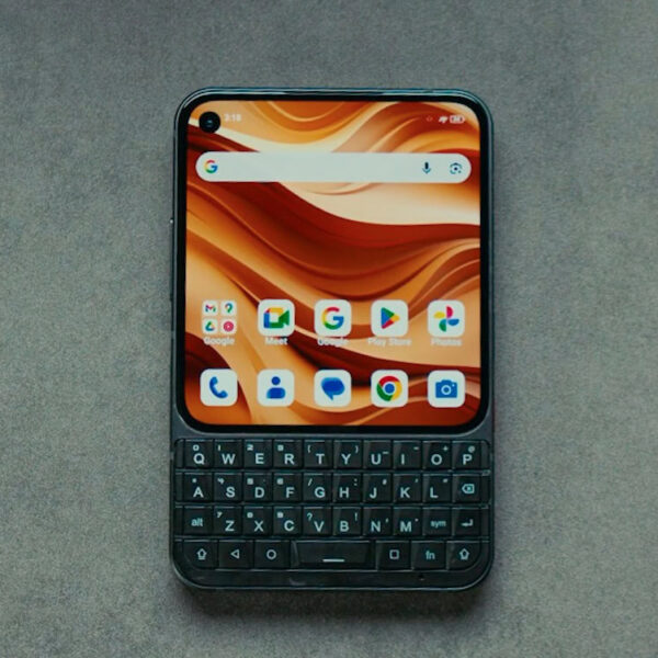 Unihertz shows off its BlackBerry-style Titan 2 Elite in a new color