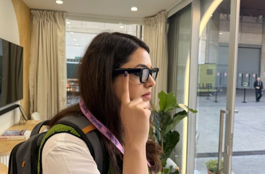 Google’s prototype smart glasses can give you directions by simply looking at a poster