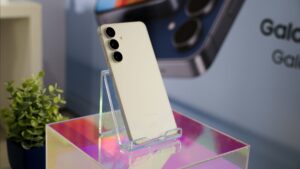 iPhone 17e vs. Samsung Galaxy S25 FE: Simplicity&hellip;