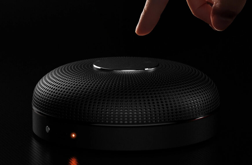 This pocket-sized jammer promises to keep your chats private