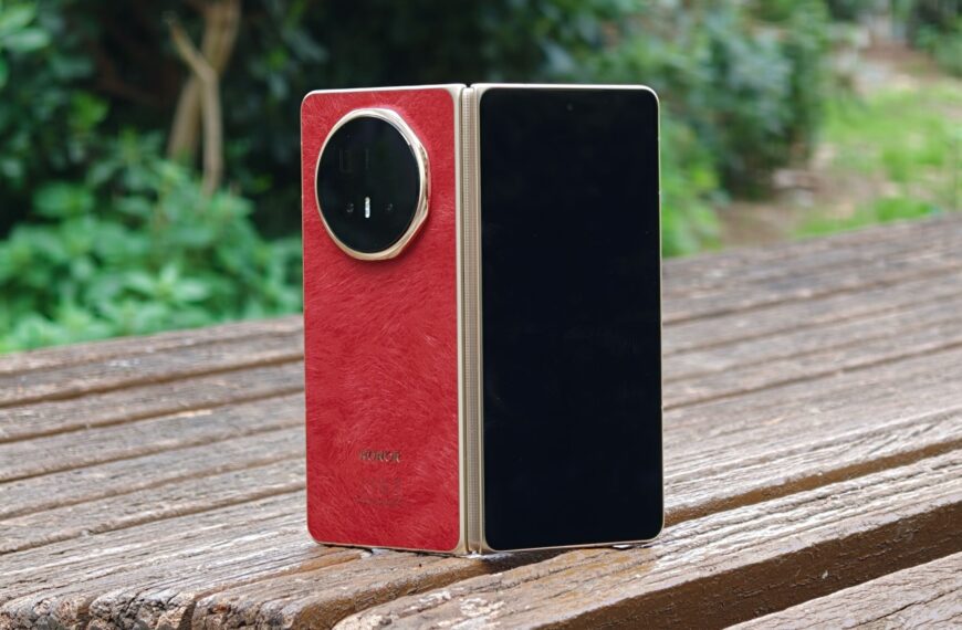 MWC 2026: Honor’s Magic V6 is incredibly slim, and somehow packs a huge battery