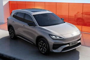 New MG 4X crossover brings semi-solid-state batteries