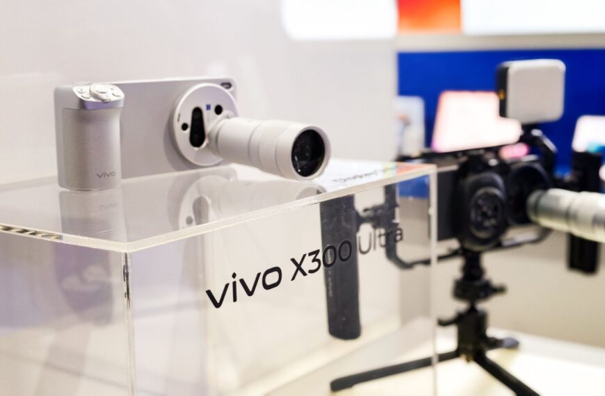 I went hands-on with the Vivo X300 Ultra — this is a camera phone like no other