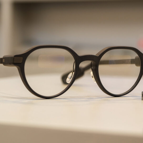 These smart glasses now let you read ebooks and play chess at eye level