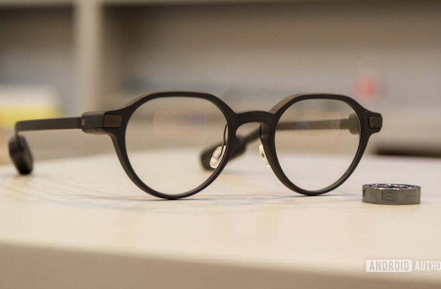 These smart glasses now let you read ebooks and play chess at eye level