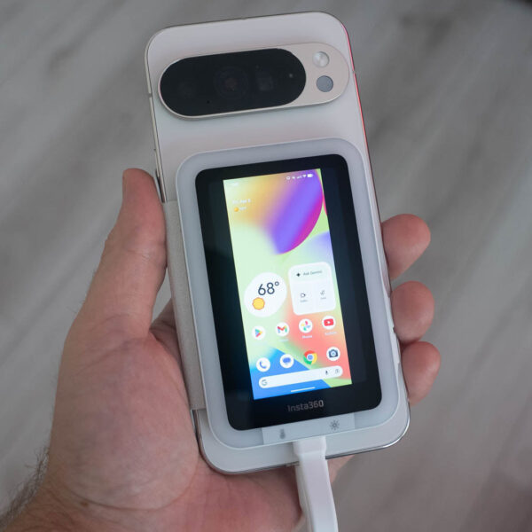 This magnetic selfie screen is Google Pixel friendly