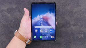 JerryRigEverything tore down LG’s canceled rollable, and it&hellip;