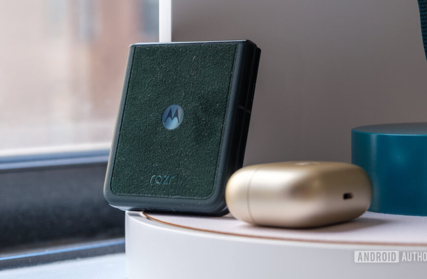 Motorola Razr Ultra drops to new record-low price, saving you $600