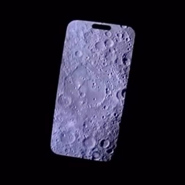 Moonshot on iPhone: Astronaut Reid Wiseman snaps unbelievable photo of the lunar surface