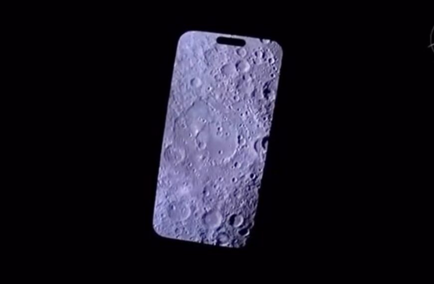 Moonshot on iPhone: Astronaut Reid Wiseman snaps unbelievable photo of the lunar surface