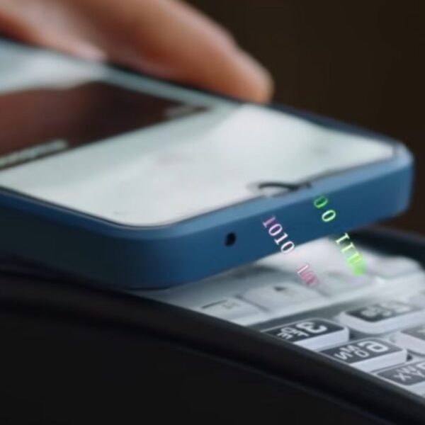 Video shows how to steal $10,000 from locked iPhone in controlled setting